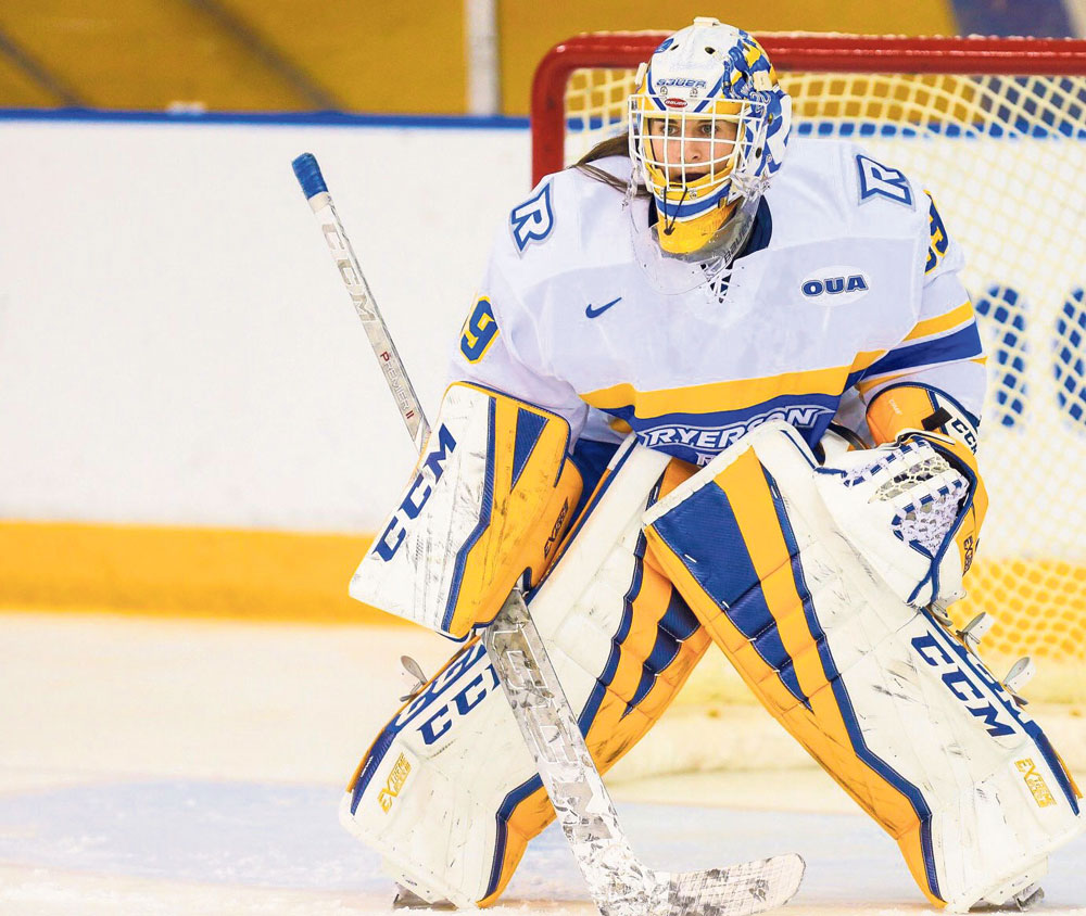 La gardienne de but Fanny Vigeant fait sa place avec les Rams de Ryerson University (Toronto), équipe qui se trouve présentement au sommet de la ligue universitaire de hockey féminin en Ontario. Photo gracieuseté Christian Bender - Ryerson Rams Athletics