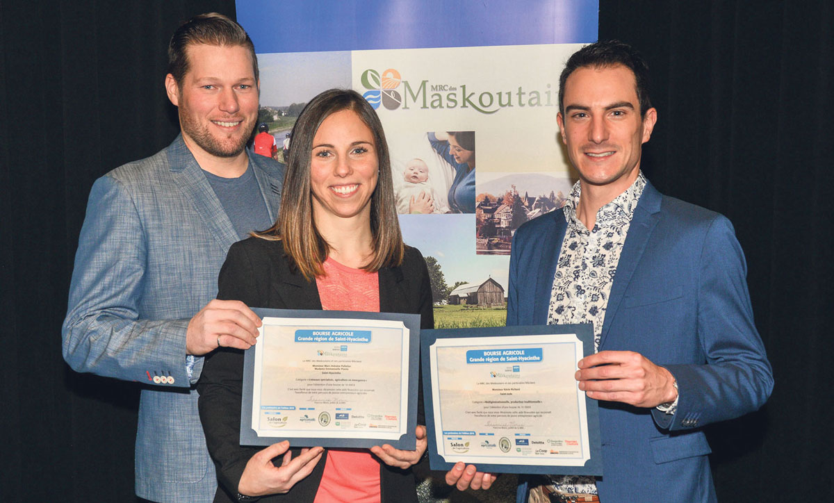 Sur la photo, dans l’ordre habituel, les deux récipiendaires de la Bourse agricole de la région de Saint-Hyacinthe, Marc-Antoine Pelletier et Emmanuelle Plante de la ferme Les Délices du Rapide et Kévin Richard. Photo François Larivière | Le Courrier ©