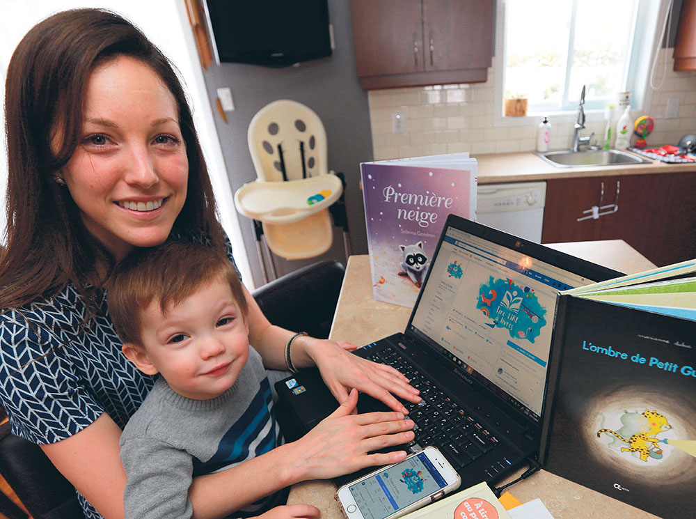 Kim Cournoyer-Dupuis a lancé la page Facebook Tirelire à livres pour partager ses recommandations de lectures qui ont plu à ses deux fils, dont Alexis sur la photo. 
Photo Robert Gosselin | Le Courrier ©
