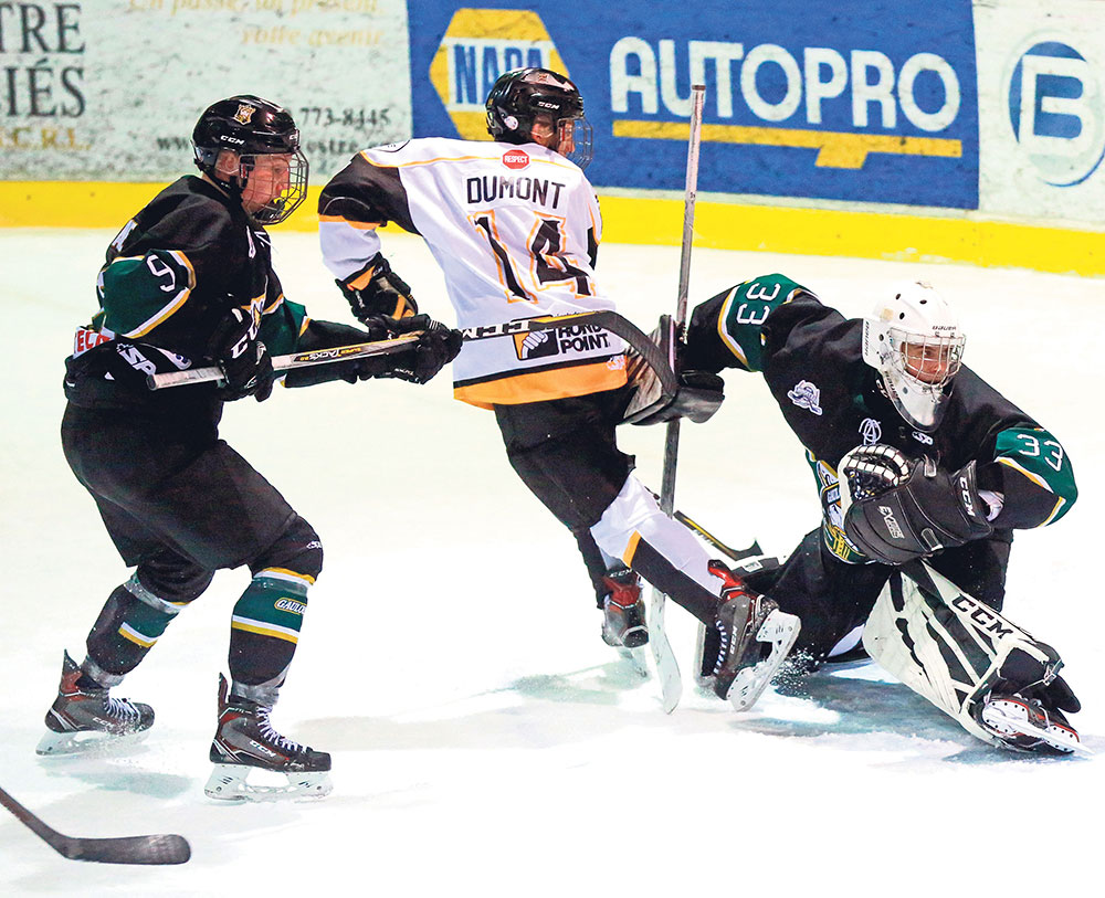 C’est avec un seul de leurs deux gardiens réguliers que les Gaulois participent au Challenge CCM midget AAA. Félix-Antoine Voyer (sur la photo) a été rappelé par le Drakkar de Baie-Comeau cette semaine. Félix Éthier sera donc devant la cage maskoutaine pour chaque match du tournoi.
Photo Robert Gosselin | Le Courrier ©