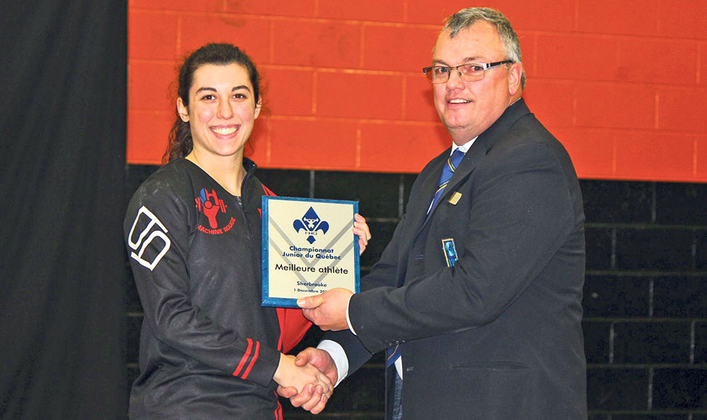 Tali Darsigny a reçu le titre de meilleure leveuse, toutes catégories confondues, au championnat québécois junior. Elle a mené un trio tout maskoutain, complété par Magalie Roux et Andréanne Messier, au classement Sinclair de la compétition. 
Photo Fédération d’haltérophilie du Québec