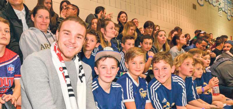 Samuel Piette en compagnie de jeunes joueurs du Défi futsal primaire lors du match d’ouverture. Photo François Larivière | Le Courrier ©