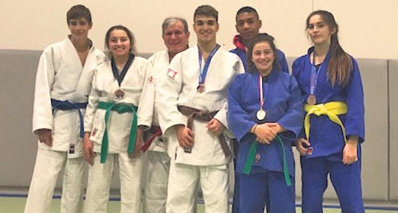 Sur la photo, quelques-uns des médaillés des premières compétitions de la saison. De gauche à droite, on retrouve Justin Beaudry, Alyssa Bellavance, l’entraîneur Louis Graveline, Félix Archambault, Faniry Andrianamanana, Marguerite Champagne et Mika Gagné. Photo courtoisie
