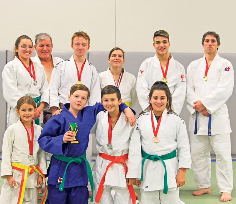 Une douzaine de médailles ont été remportées par le Club de judo de Saint-Hyacinthe dans le cadre de compétitions présentées au Pavillon Léo-Sansoucy en novembre. À l’avant, on retrouve Marilou Villeneuve, Akim Morin, Léo Leduc et Marguerite Champagne. À l’arrière, Alyssa Bellavance, l’entraîneur Louis Graveline, Félix Desnoyers, Roxane Cyr, Félix Archambault et Frédéric Tougas. Absents : Justin Beaudry, Émilien Dutremble, Guy Coulombe et Régis Rodier. Photo courtoisie