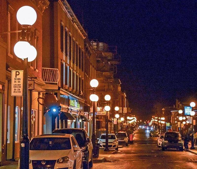 L’éclairage de rue va changer de teinte à Saint-Hyacinthe dans les prochaines années. La Ville compte ainsi gagner en efficacité énergétique. Photo François Larivière | Le Courrier ©