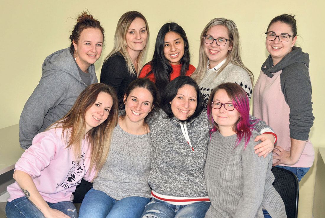 Dix filles passeront trois semaines dans la communauté atikamekw de Wemotaci pour y faire une différence. Dans l’ordre habituel, debout : Caroline Viens (enseignante-accompagnatrice), Geneviève Émond, Gabrielle Delorme-Grenier, Katherine Souliere et Émilie Blais. Assises : Anne-Michelle Mathieu, Marie-Eve Hébert, Nadia Lavallée et Shelsea Beauregard-Turcotte. Absente de la photo : Jennily Langevin. Photo François Larivière | Le Courrier ©
