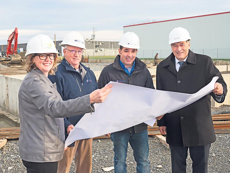 Sur la photo, dans l’ordre habituel, Karine Guilbault, directrice du développement industriel de Saint-Hyacinthe Technopole, Jean-Louis et Maxime Larouche, respectivement vice-président et président d’Entreprise Électrique M.J.L., et André Barnabé, directeur général de Saint-Hyacinthe Technopole. Photo Patrick Roger