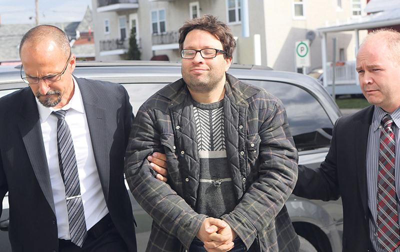 Au fil de son témoignage, Francis Yergeau a utilisé à plusieurs reprises un langage imagé et un humour pince-sans-rire, une attitude qu’il avait déjà lors de son interrogatoire mené par Daniel Fortin (gauche) en 2016. Photothèque | Le Courrier ©