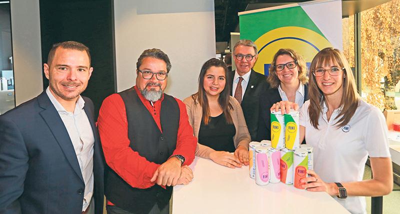 Sur la photo, dans l’ordre habituel, Jonathan Robin, propriétaire du nouvel incubateur industriel sur le boulevard Choquette; François Grisé, président de la microbrasserie le Bilboquet et de Brasserie Olten; Lorena Meneses, présidente de Mareiwa Café colombien; le maire de Saint-Hyacinthe, Claude Corbeil; Karine Guilbault, directrice du développement industriel de Saint-Hyacinthe Technopole; et Linda Grenon, présidente de Fixi Kombucha. Photo Robert Gosselin | Le Courrier ©
