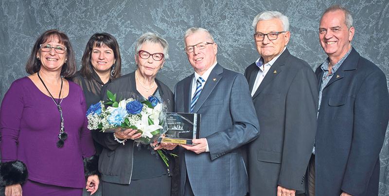 Diane Lavoie, mairesse de Beloeil, Brigitte Beaudry, présidente de l’Association régionale de patinage artistique Richelieu-Yamaska, Rolande Marcotte, récipiendaire du Prix Claude-Marchesseault, Claude Marchesseault, Réjean Parent et Stéphane Chevrier, président et vice-président du conseil d’administration de Loisir et Sport Montérégie. Photo courtoisie
