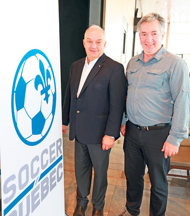 Durant sa grande fin de semaine de célébration, la fédération de soccer québécois a dévoilé son nouveau logo et sa nouvelle identitié, Soccer Québec. On aperçoit le président de la fédération, Pierre Marchand, accompagné du président de l’Association régionale de soccer Richelieu-Yamaska, Denis Voyer. Photo Robert Gosselin | Le Courrier ©