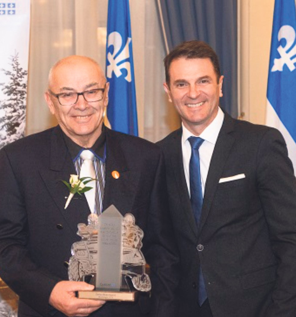 Denis Beauregard, lauréat de la Montérégie (motoneige), et le ministre des Transports François Bonnardel. Photo gracieuseté