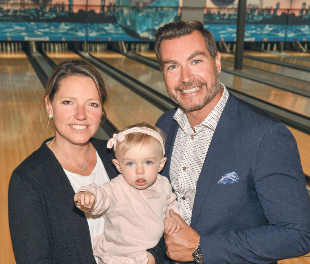 Pour son 25e anniversaire, l’événement Aux quilles pour les enfants au profit des Grands Frères Grandes Sœurs de la Montérégie invite Véronique Paris, Benoît Bienvenue et leur petite Julia comme famille d’honneur. Photo François Larivière | Le Courrier ©