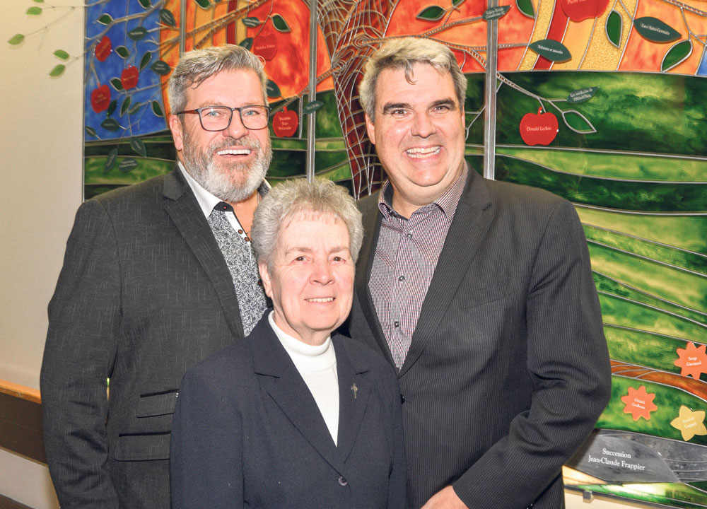 Alain Messier, fils d’une résidente, Sœur Maryse Gauvin, représentante des Sœurs de Saint-Joseph de Saint-Hyacinthe, et Stéphane Gagnon, président du conseil d’administration de la Fondation Aline-Letendre, lors de « l’événement reconnaissance » 2018 à l’Hôtel-Dieu-de-Saint-Hyacinthe. Photo François Larivière | Le Courrier ©