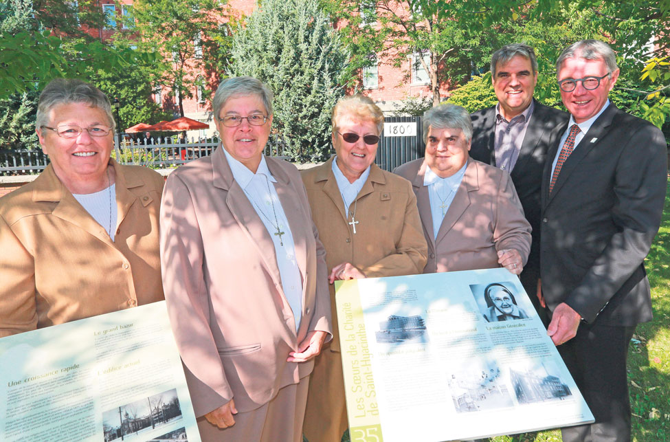 C’est avec un large sourire que les Sœurs de la Charité ont inauguré le nouveau panneau patrimonial situé tout près de l’Hôtel-Dieu en compagnie de Stéphane Gagnon, président de la Fondation Aline-Letendre, et du maire Claude Corbeil. Photo Robert Gosselin | Le Courrier ©