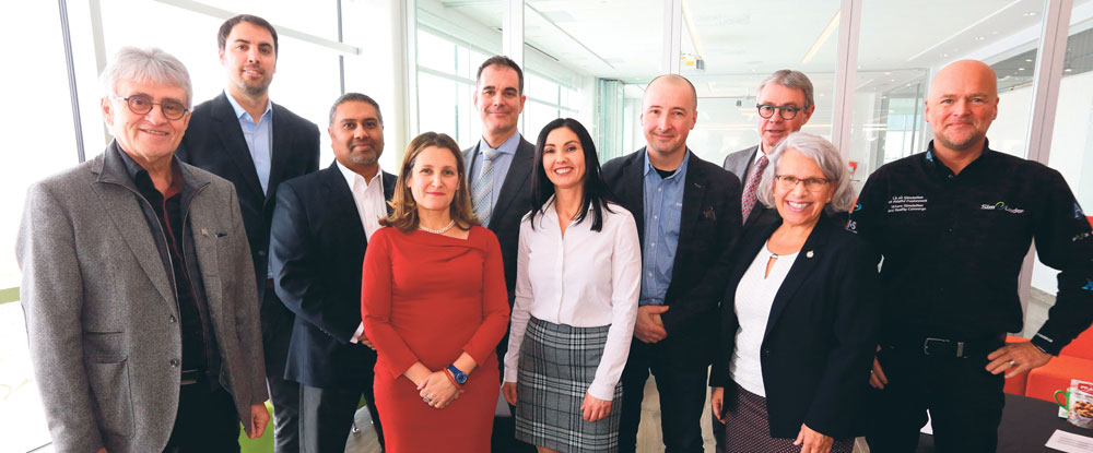 Sur la photo de gauche à droite, Guy Lussier, propriétaire de la concession Lussier Chevrolet Buick GMC Corvette; Raphael Hubert, cofondateur de Jus Dose; Kendrick Martin, président du conseil d’ElCargo Fabrication; Chrystia Freeland, ministre des Affaires étrangères; Pierre-André Meunier, président et fondateur de Prevtech Innovations; Chantal Soucy, députée de Saint-Hyacinthe; David Chabot, directeur général et copropriétaire de Metchro; Claude Corbeil, maire de Saint-Hyacinthe; Brigitte Sansoucy, députée de Saint-Hyacinthe-Bagot; et Robert-François Demers, directeur général de SimLeader. Photo Robert Gosselin | Le Courrier ©