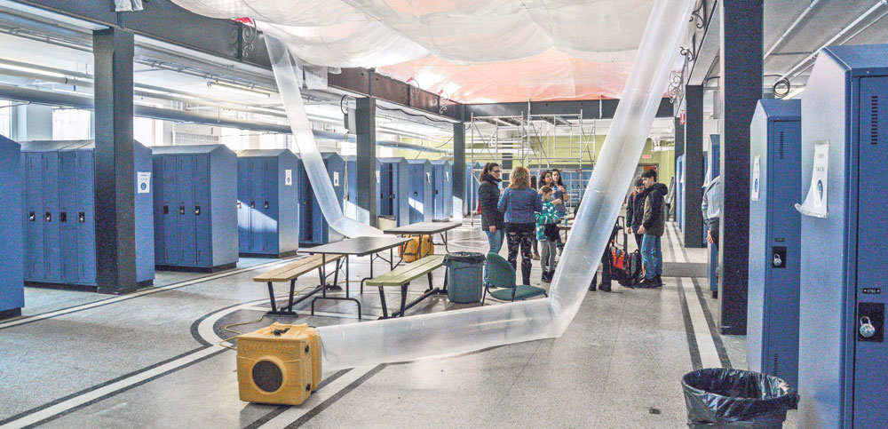 Les 25 et 26 janvier, tous les élèves de Casavant ont été invités à vider leur casier. Ils ont constaté que la phase de séchage de l’école était toujours en cours. Photo François Larivière | Le Courrier ©