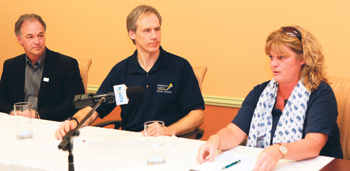 Richard Flibotte, président de la Commission scolaire de Saint-Hyacinthe, Jean-François Soumis, directeur des ressources matérielles, et Joëlle Lavoie, directrice de l’école Casavant, on fait le point lundi sur la situation de l’école secondaire. Photo Robert Gosselin | Le Courrier ©