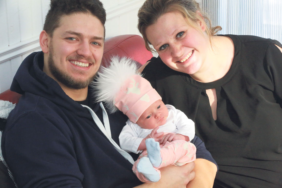 Vivianne Tardif et Nathaniel Thériault-Laporte sont heureux d’accueillir le premier bébé de l’année au sein de leur famille. Photo Robert Gosselin | Le Courrier ©