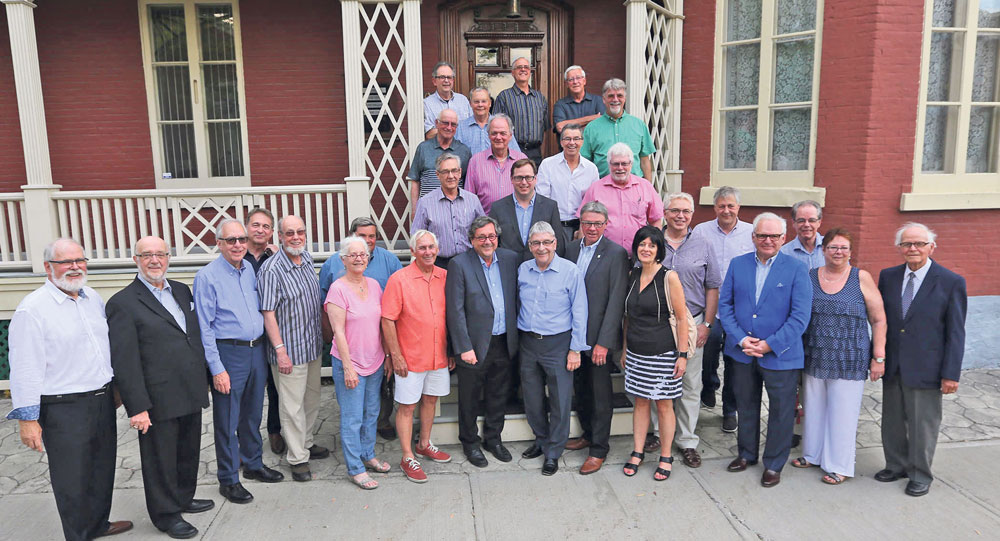 Marcel Therriault avait participé le 27 mai 2016 aux retrouvailles du Club de presse de Saint-Hyacinthe qu’il a lui-même présidé à une certaine époque. Sur cette photo, on le retrouve tout à l’avant, le deuxième à partir de la gauche. Photothèque | Le Courrier ©