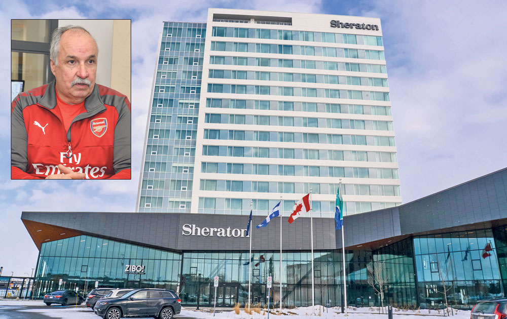 La direction de l’hôtel Sheraton de Saint-Hyacinthe a délégué l’entretien ménager de son établissement à l’entreprise maskoutaine Entretien Phénix. Un des employés de cette entreprise, Pierre Brouillard (en mortaise), dit avoir été congédié par Entretien Phénix en raison de ses démarches en vue d’obtenir une première accréditation syndicale. Photos François Larivière | Le Courrier ©