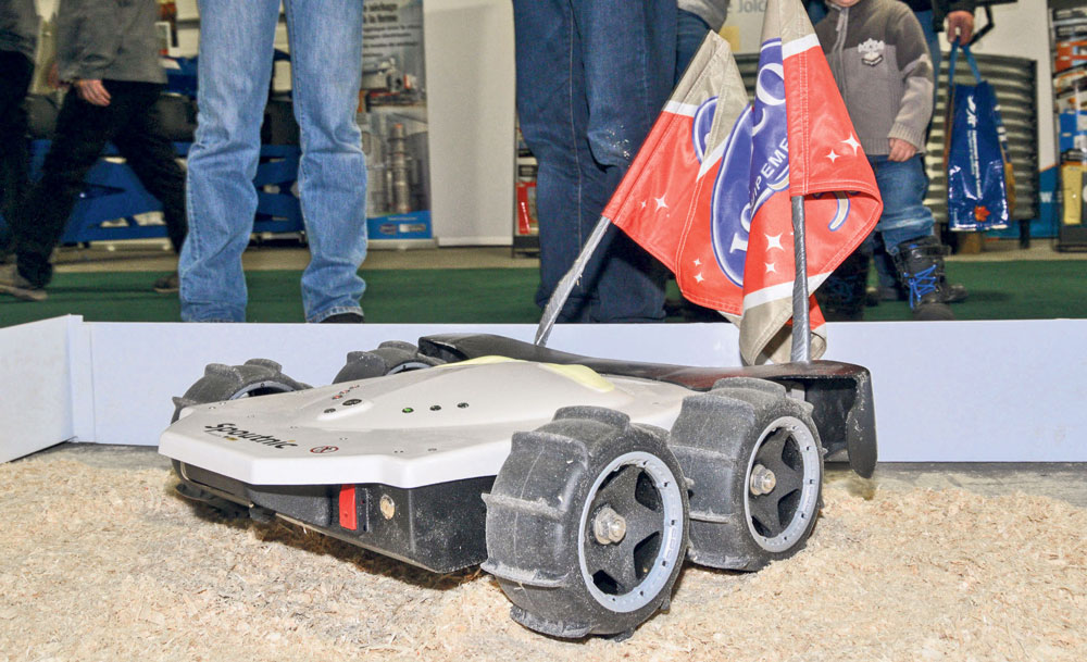 Jolco Équipements, dont le siège social est à Saint-Hyacinthe, commercialise le premier robot autonome mis au point pour l’élevage avicole. Photo François Larivière | Le Courrier ©