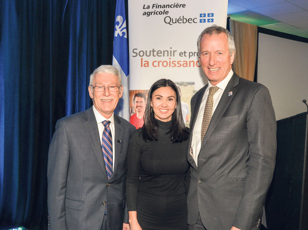 Sur la photo, dans l’ordre habituel, Ernest Desrosiers, président-directeur général de la Financière agricole du Québec; Chantal Soucy, députée de Saint-Hyacinthe; et André Lamontage, ministre de l’Agriculture, des Pêcheries et de l’Alimentation du Québec. Photo François Larivière | Le Courrier ©