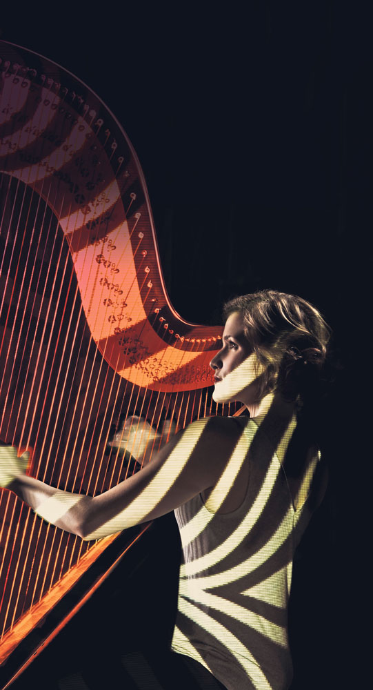 Dans son spectacle Orbis, la harpiste Valérie Milot repousse les limites du spectacle de musique classique en y intégrant des éléments de technologie visuels grandioses. Photo Frédérick Robitaille