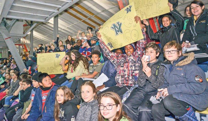 Près de 800 élèves de la Commission scolaire de Saint-Hyacinthe ont encouragé le Vert et Noir AAA vendredi après-midi dans le cadre d’une activité spéciale, devenue une véritable tradition.