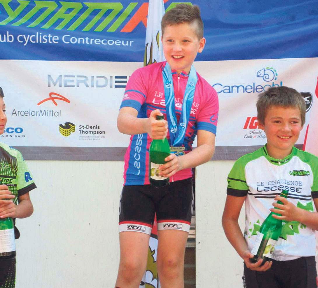 Louis-Charles Brouillard avait un objectif en tête cette saison : remporter le maillot rose de la série Challenge Lacasse. On le voit ici célébrer sa victoire lors de la dernière course. Photo gracieuseté