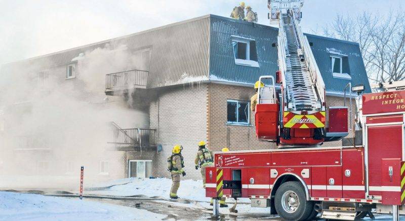 Un incendie le 13 janvier sur le boulevard Choquette a forcé l’évacuation d’un immeuble de 11 logements. Photo François Larivière | Le Courrier ©