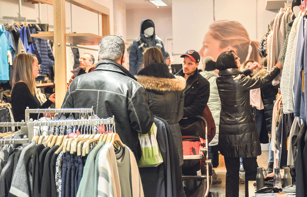 À la boutique de mode féminine M&V amie Lolë, les clients étaient heureux de profiter des rabais offerts lors de la traditionnelle journée des soldes d’après Noël. Photo François Larivière | Le Courrier ©
