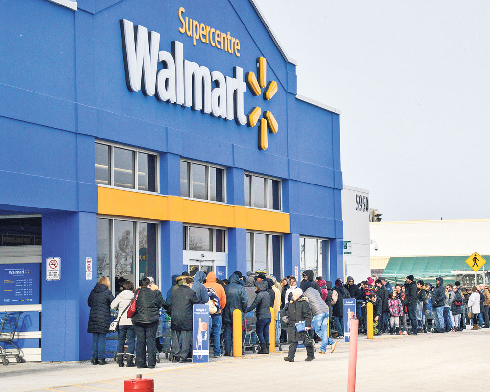 Une file interminable s’est formée à l’extérieur du magasin Walmart de Saint-Hyacinthe. Photo François Larivière | Le Courrier ©