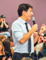 Trudeau talonné par les citoyens à Saint-Hyacinthe