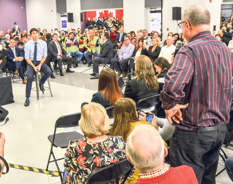 Robert Marquette a été l’un des premiers à poser une question au premier ministre, abordant le thème de l’environnement. Photo François Larivière | Le Courrier ©