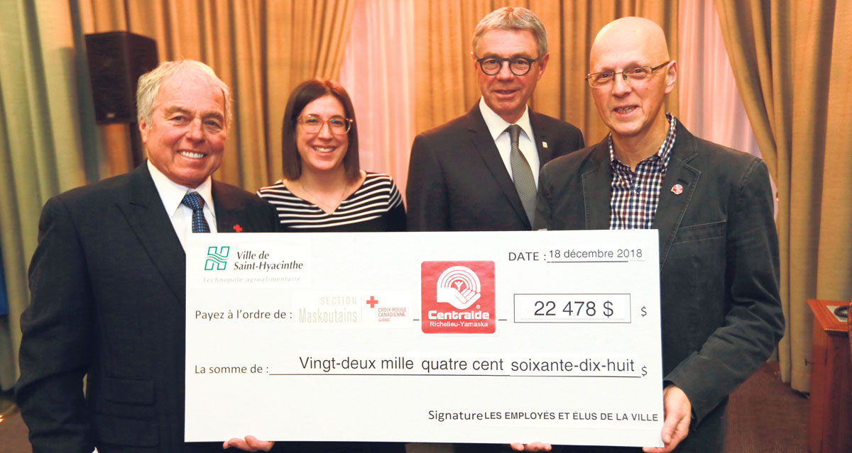 Les sommes amassées lors de la 5e campagne philanthropique des employés et élus municipaux de la Ville de Saint-Hyacinthe ont été remises à François Ariel et Annie Desgranges, respectivement bénévole et coordonnatrice de campagne de Centraide Richelieu-Yamaska, ainsi qu’à Michel Lagüe, président de la Croix-Rouge pour la section Les Maskoutains, en présence du maire Claude Corbeil et de plusieurs ambassadeurs de cette campagne. Photo Robert Gosselin | Le Courrier ©