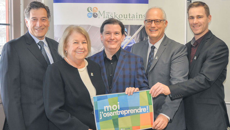 Dans l’ordre habituel, André Barnabé, directeur général de Saint-Hyacinthe Technopole, Francine Morin, préfet de la MRC des Maskoutains, Claude Boudreau, administrateur à la Chambre de commerce de la grande région de Saint-Hyacinthe, André Charron, directeur général de la MRC des Maskoutains, et Louis-Philippe Laplante, conseiller au développement entrepreneurial et au mentorat. Photo François Larivière | MRC des Maskoutains ©