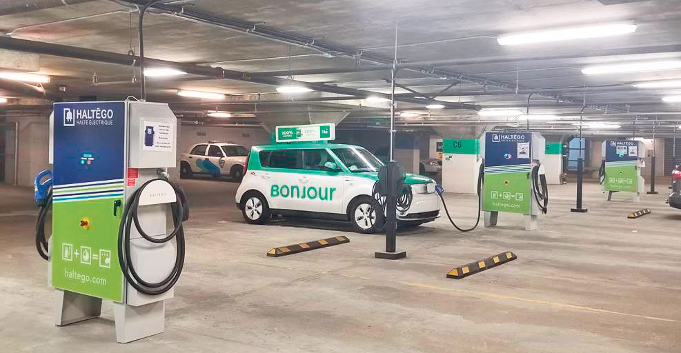Bectrol avait fabriqué et installé 18 bornes électriques de niveau 3 pour alimenter les véhicules Kia (Soul) et Nissan (Leaf) utilisés par Téo Taxi. Photo gracieuseté Bectrol