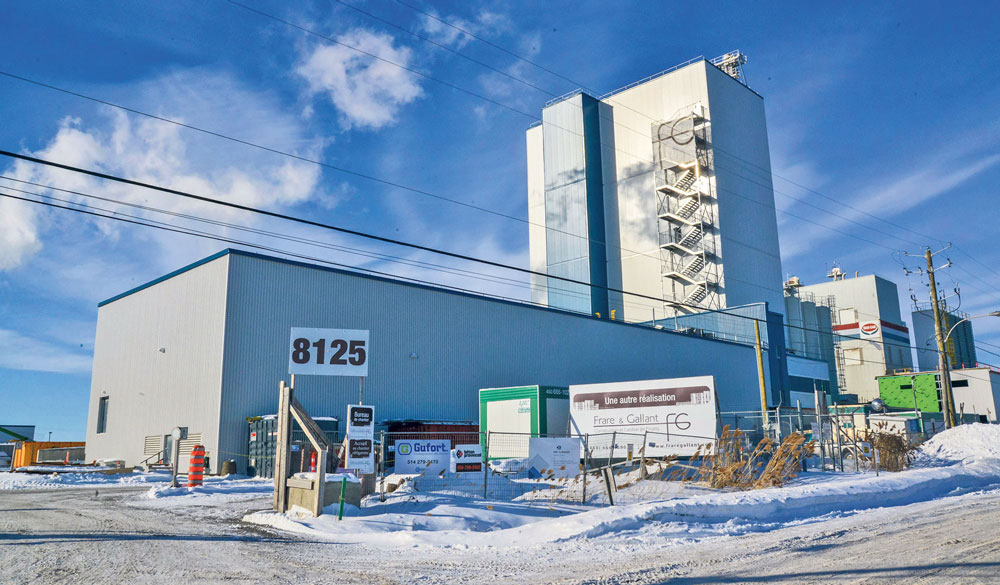 La future meunerie, propriété de Trouw Nutrition et de B. Paquette, dont la construction se termine dans le parc industriel Théo-Phénix sera opérationnelle en mai. Photo François Larivière | Le Courrier ©