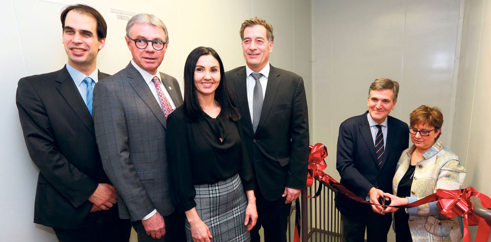 Sur la photo, dans l’ordre habituel, Rodrigo Ruiz, directeur général de Cascajares; Claude Corbeil, maire de Saint-Hyacinthe; Chantal Soucy, députée de Saint-Hyacinthe; André Barnabé, directeur général de Saint-Hyacinthe Technopole; Alfonso Jiménez, président de Cascajares; et Isabelle Eysseric, directrice générale d’Industrie Gastronomique Cascajares. Photo Robert Gosselin | Le Courrier ©