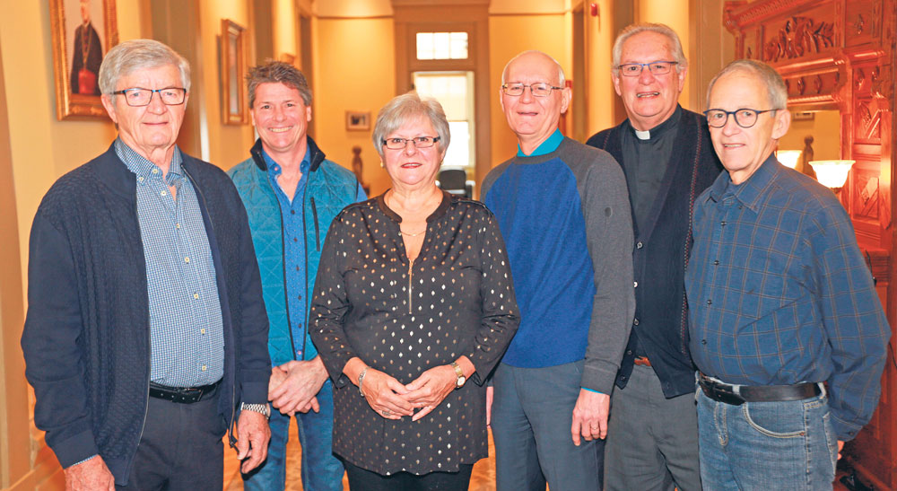 Les représentants des assemblées de fabriques de la région se rassemblent pour mener la campagne de capitation 2019. On retrouve, de gauche à droite, Jules Corbeil (Sainte-Rosalie), Claude Hamel (Saint-Hyacinthe-le-Confesseur), Francine Lapierre (Sainte-Eugénie), Guy Rochefort (Saint-Thomas-d’Aquin), Chanoine Gaston Giguère et Pierre Dumas (Précieux-Sang). Sont absents de la photo les représentants des paroisses Saint-Joseph et Notre-Dame-du-Rosaire. Photo Robert Gosselin | Le Courrier ©