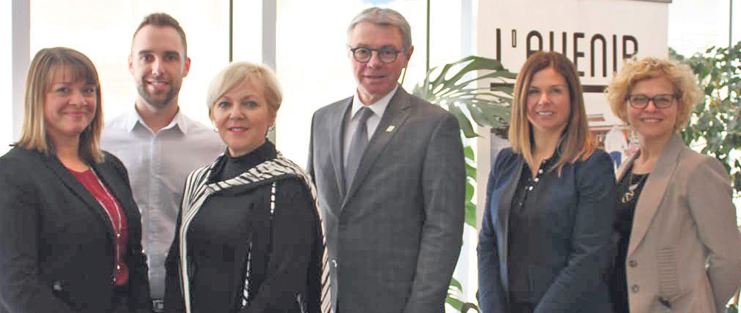 Dans le cadre de sa campagne L’avenir à Saint-Hyacinthe, le maire Claude Corbeil visite des établissements scolaires et des entreprises pour amener les non-résidents à déménager à Saint-Hyacinthe. On le voit ici chez Intact Assurance en compagnie de Shannon Baichoo (directrice ressources humaines), Philippe Paulhus (conseiller aux communications), Chantal Gagnon (vice-présidente), Marilyn Drouin (directrice des communications) et Chantale Beaudoin (conseillère aux communications). Photo gracieuseté