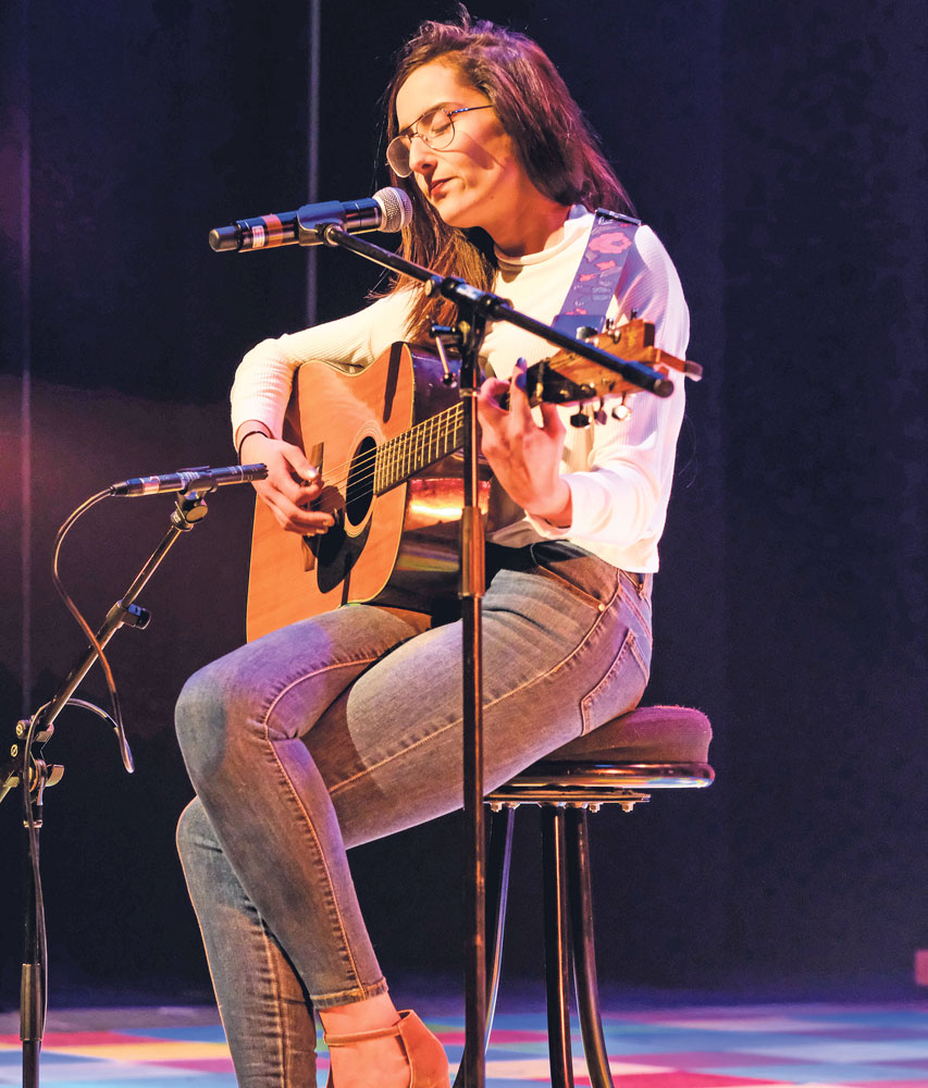 Guitare à la main, Julie Legault a séduit le jury avec l’interprétation de sa chanson « Juste une dernière fois », lui permettant de rafler le premier prix de la finale locale de Cégeps en spectacle. Photo Anaïs Cadorette Bonin