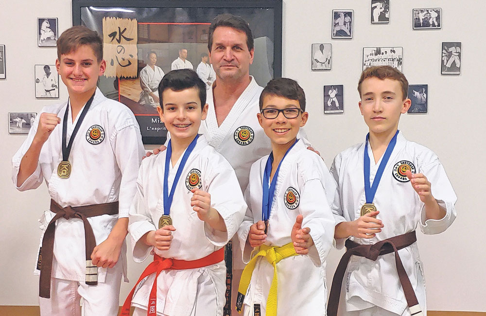 Sur la photo, de gauche à droite, on retrouve Félix Landry, William Hébert, Thomas Ugaz et Mathis Hébert en compagnie de Sensei Guy Brodeur. Photo gracieuseté