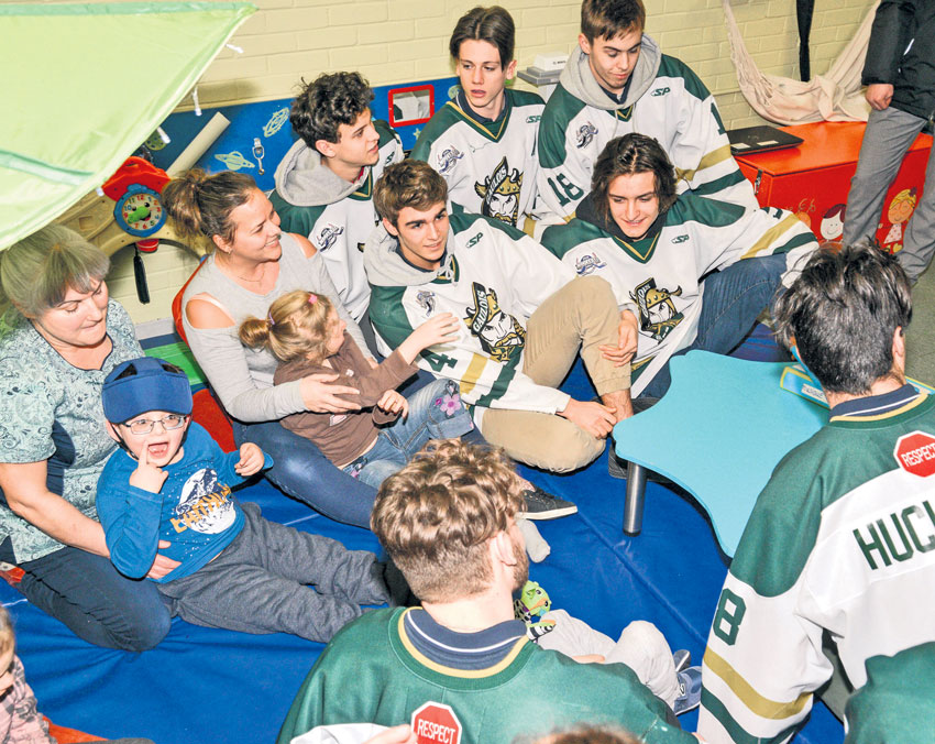 Les joueurs des Gaulois sont allés passer un après-midi avec les élèves de l’école René-Saint-Pierre.

Photo François Larivière | Le Courrier ©