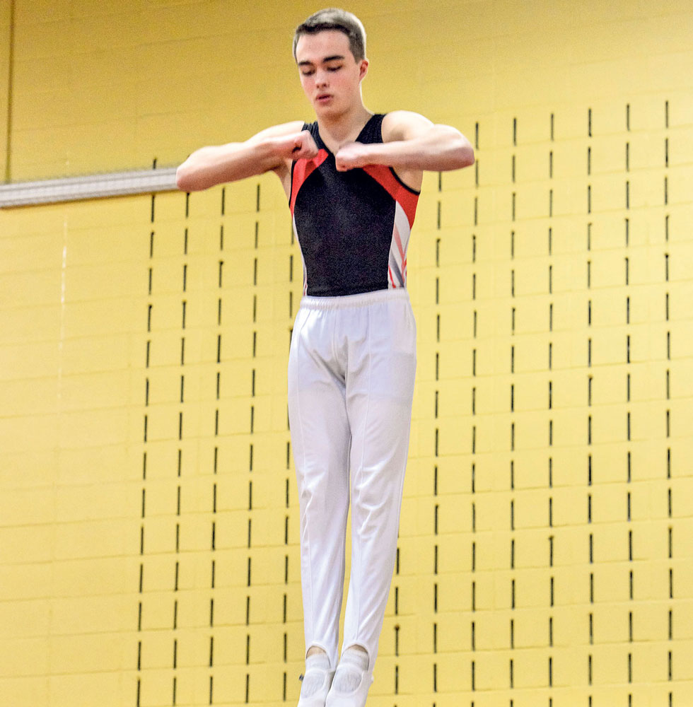 William Éthier, du club Gymnaska-Voltigeurs, a profité de la 1re Coupe Québec pour obtenir les standards nécessaires afin de passer au niveau national en double mini trampoline. En plus de sa 3e place à cette épreuve, il a également terminé 7e en trampoline. Photo François Larivière | Le Courrier ©