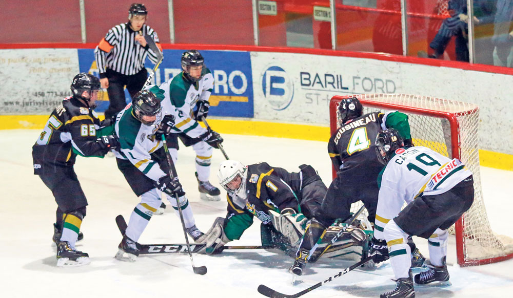 Les Gaulois ont terminé la saison au milieu du classement général de la ligue midget AAA, en 7e place, avec une fiche tout juste au-dessus de .500.  Photo Robert Gosselin | Le Courrier ©