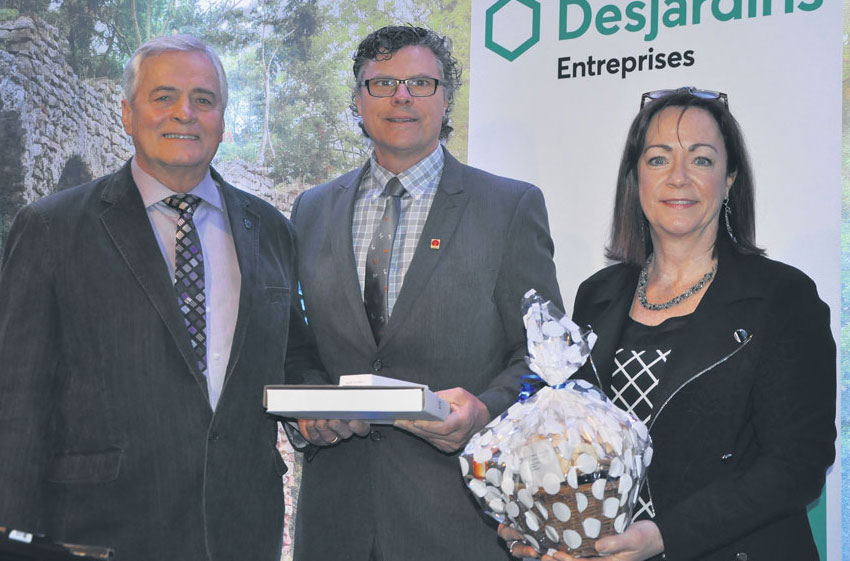 Jacques Dion reçoit le Mérite technologique agroalimentaire 2019 de Vincent Giasson, président de l’ATA, et de Louise Leblanc, sous-ministre adjointe à la formation bioalimentaire et responsable de l’ITA. Photo Gaston Doré