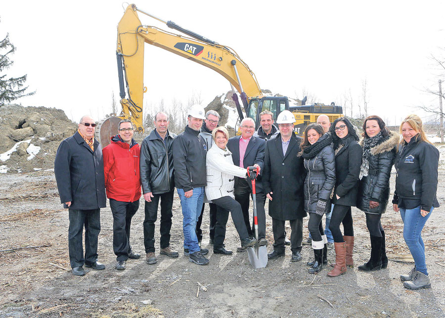 Les partenaires et promoteurs du Quartier des Pins en des temps plus heureux, lors de la première pelletée de terre officielle en mars 2015. On reconnaît entre autres Claude Laliberté à l’extrême gauche et Alain F. Dupuis, plus au centre portant le casque à la droite de la pelle. Photothèque Le Courrier.