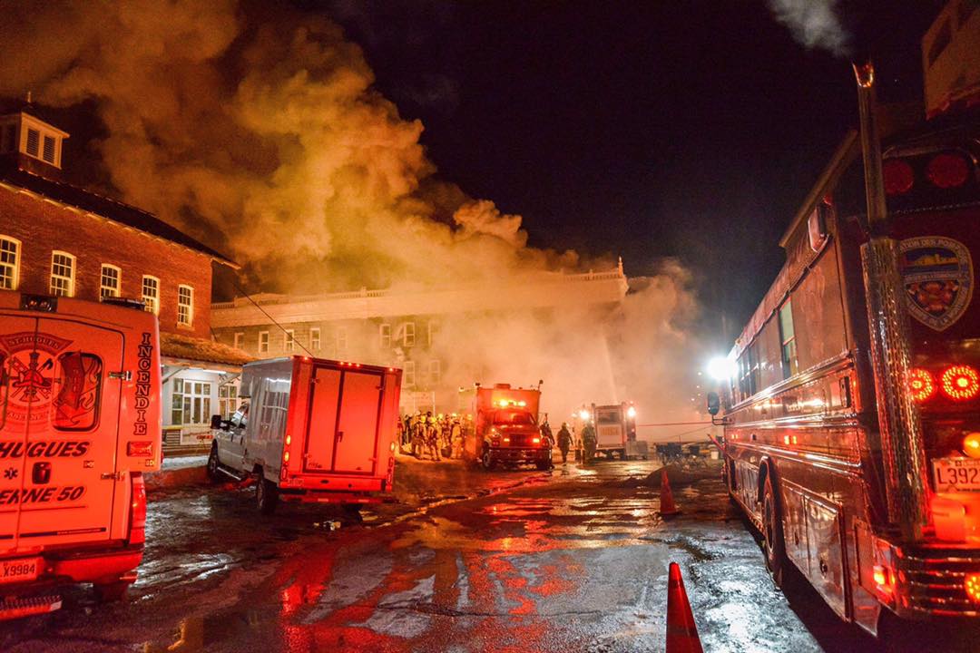 Quelques photos de l’incendie de la Place Frontenac au centre-ville. Elles ont été prises vers 18 h 45 par notre photographe François Larivière. Le bilan fait état d’une quarantaine de personnes à la rue et prises en charge par la Croix-Rouge. Reportage complet à lire dans Le Courrier demain matin.